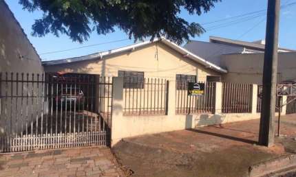 Casa com dois Salões Comerciais no Conjunto Flamingos lll
