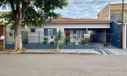 Casa em terreno amplo a venda em bairro consolidado, no Jardim América!