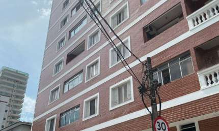 Apartamento em Praia Grande na Vila Tupi todo mobiliado à menos de 100 metros do mar documentação ok, aceita financiamento bancário.