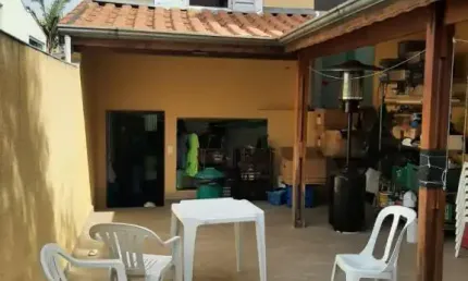 Dois imóveis separados - sobrado  e salão comercial