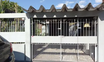 Casa térrea com 02 quartos, terreno grande e edícula no fundo.