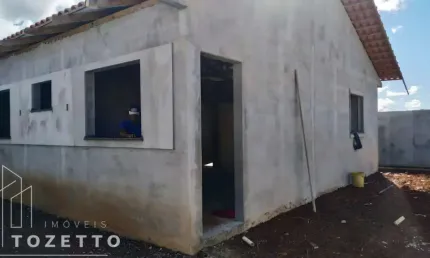 Casa de fundos com entrada individual no Castanheira