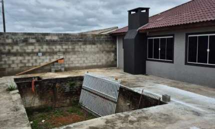 Casa com excelente área construída e amplo terreno !