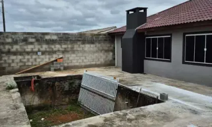 Casa com excelente área construída e amplo terreno !