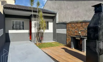 Linda casa com churrasqueira e terreno à venda em uvaranas