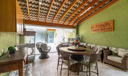 Sobrado amplo à venda em Utinga – 241m², 3 dormitórios, escritório e área Gourmet, 2 vagas de garagem.