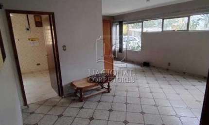 Casa térrea para venda e locação com amplo espaço e excelente localização no bairro Santa Terezinha!