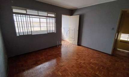 Casa (sobreloja) para locação no Jardim Utinga — 2 dormitórios, quintal e 1 vaga!