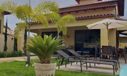 LOCAÇÃO FIXA - LUXUOSA CASA NO CONDOMÍNIO CARAVELA EM BÚZIOS/RJ