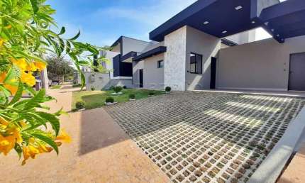 Casa térrea em condomínio  fechado , 03 suítes  com armários planejados, piscina e churrasqueira.