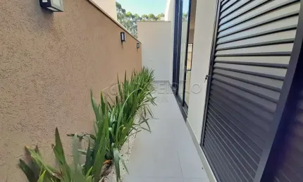 Casa à venda com 03 suítes no condomínio figueira branca