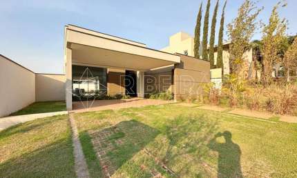 Casa Térrea com Piscina á venda em Condomínio 03 suítes 04 vagas Alphaville