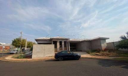 Casa térrea com 03 dormitórios à venda no condomínio Villa Romana II.