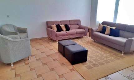 Sobrado com 03 dormitórios à venda no Condomínio Villa Real.