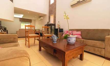 Sobrado em condomínio fechado, 03 suites, armários planejados , ar condicionado , closet.