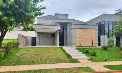 Casa térrea em condomínio  fechado , 03 suítes, piscina e churrasqueira e chopeira.