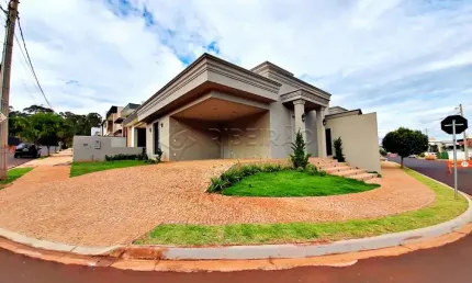 Casa térrea em condomínio  fechado , 03 suítes  com armários planejados, piscina e churrasqueira.