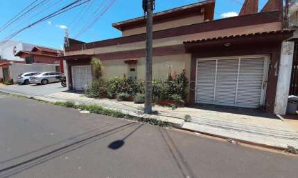 Sobrado com 04 dormitórios ,armários planejados, área mista próximo Av. Itatiaia.