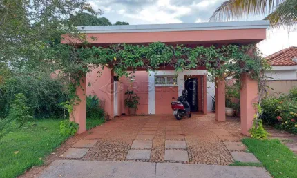 Casa térrea reformada em condomínio no Recreio das Acácias