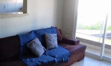 Apartamento com  02 dormitórios, armários planejados e ar condicionado.