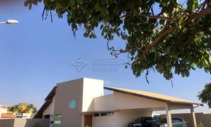 Casa térrea  em condomínio fechado ,03 suites com armários planejados , lazer com  piscina e churrasqueira.