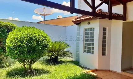 Sobrado no Bairro Ribeirânia, 03 dormitórios com armários planejados sendo 01 suite, piscina, churrasqueira e 04 vagas de garagem.