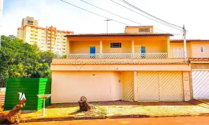 Sobrado no Bairro Nova Ribeirânia, 04 dormitórios com armários planejados sendo 03 suítes, piscina, churrasqueira e 02 vagas de garagem.