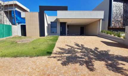 Casa térrea em condomínio no Bairro Quinta dos Ventos , 03 suítes  com armários planejados, piscina e churrasqueira.