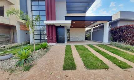 Casa térrea em condomínio  fechado Bairro Quinta dos Ventos,  03 suítes com armários planejados, piscina varanda gourmet com  churrasqueira, 04 vagas de garagem.