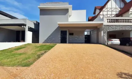 Sobrado em condomínio fechado no Bairro Portal da Mata com 03 suites, armários planejados,closet, varanda gourmet, churrasqueira, piscina, 04 vagas de garagem.