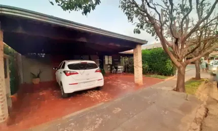 Casa térrea em condomínio no bairro jd. manoel penna com  03 dormitórios sendo 01 suite, armários planejados, churrasqueira.