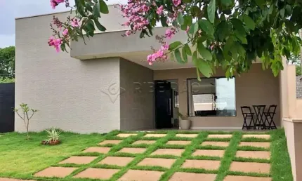 Casa térrea em condomínio  fechado , 03 dormitórios sendo 01suíte, armários planejados, piscina e churrasqueira.