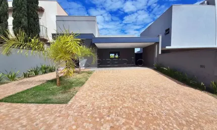 Casa térrea em condomínio no Bairro Vista Bella com  03 suítes, armários planejados, piscina varanda gourmet com churrasqueira.
