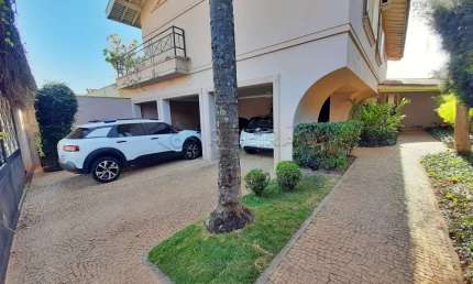 Sobrado no Bairro Jd. Sumaré com 04 suites, piscina, churrasqueira, 04 vagas de garagem.