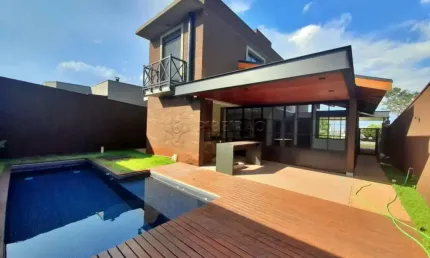 Sobrado no condomínio Quinta dos Ventos com 03 suítes, Completa de Armarios piscina e varanda Gourmet com churrasqueira.