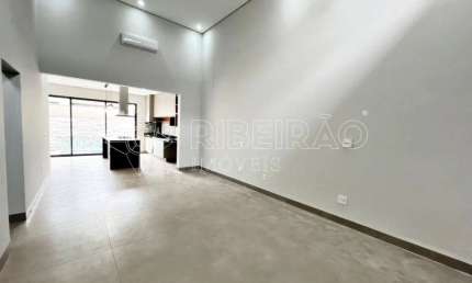 Casa térrea em condomínio fechado, 03 suítes com armários planejados, piscina e churrasqueira.