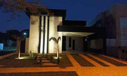 Casa térrea no condomínio Portal da Mata com 3 suítes sendo uma master com hidromassagem e 4 garagens.