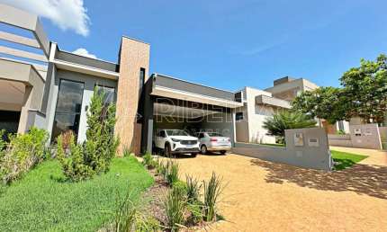 Casa Térrea com Piscina à venda em Condomínio 3 suítes 4 vagas