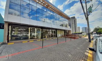 Salão comercial sobre loja com 600 m² no bairro jd. botânico com 02 wcs privativo, elevador, recepção, frente toda em blindex.
