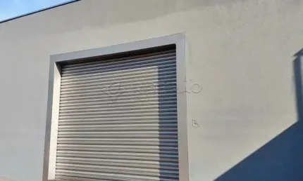 Imóvel comercial na Av. do Bairro Vila Tibério com  149,08 m² construção, porta de enrolar automática.