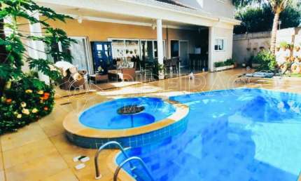 Sobrado em condomínio 04 dormitórios com piscina para venda no Villa Real