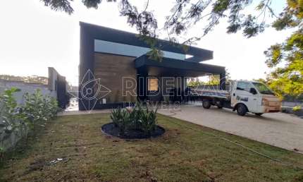 Casa Térrea com Piscina à venda em Condomínio 03 suítes 04 vagas Condomínio Arara Azul
