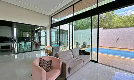 Casa térrea com piscina à venda em condomínio 03 suítes 04 vagas vila do golf