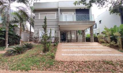 Casa sobrado com 4 suítes e piscina para locação no condomínio Alphaville I