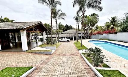 Casa em condomínio para locação com 3 suítes e piscina
