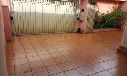 Casa térrea com 04 dormitórios sendo 01 suite no Pq. Bandeirantes