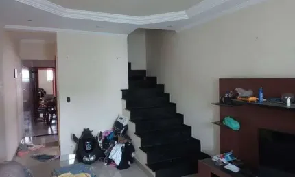 Sobrado novo 3 quartos 3 banheiros armários de cosinha pia/escada de mármore super novo churrasqueir