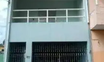Sobrado a venda próximo de tudo, escolas,posto,padaria,farmácia etc.,local excelente contém 2 quarto