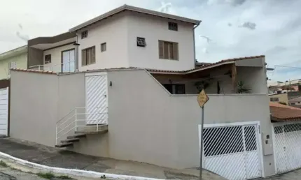 Casa à venda no Parque Maria Domitila com 127m² 3 dormitórios 1 suíte 4 banheiros 4 vagas