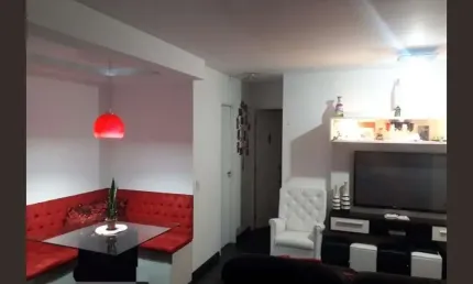 Apartamento dois dormitorios, uma suite, dois banheiros, sala estendida, uma vaga de garagem